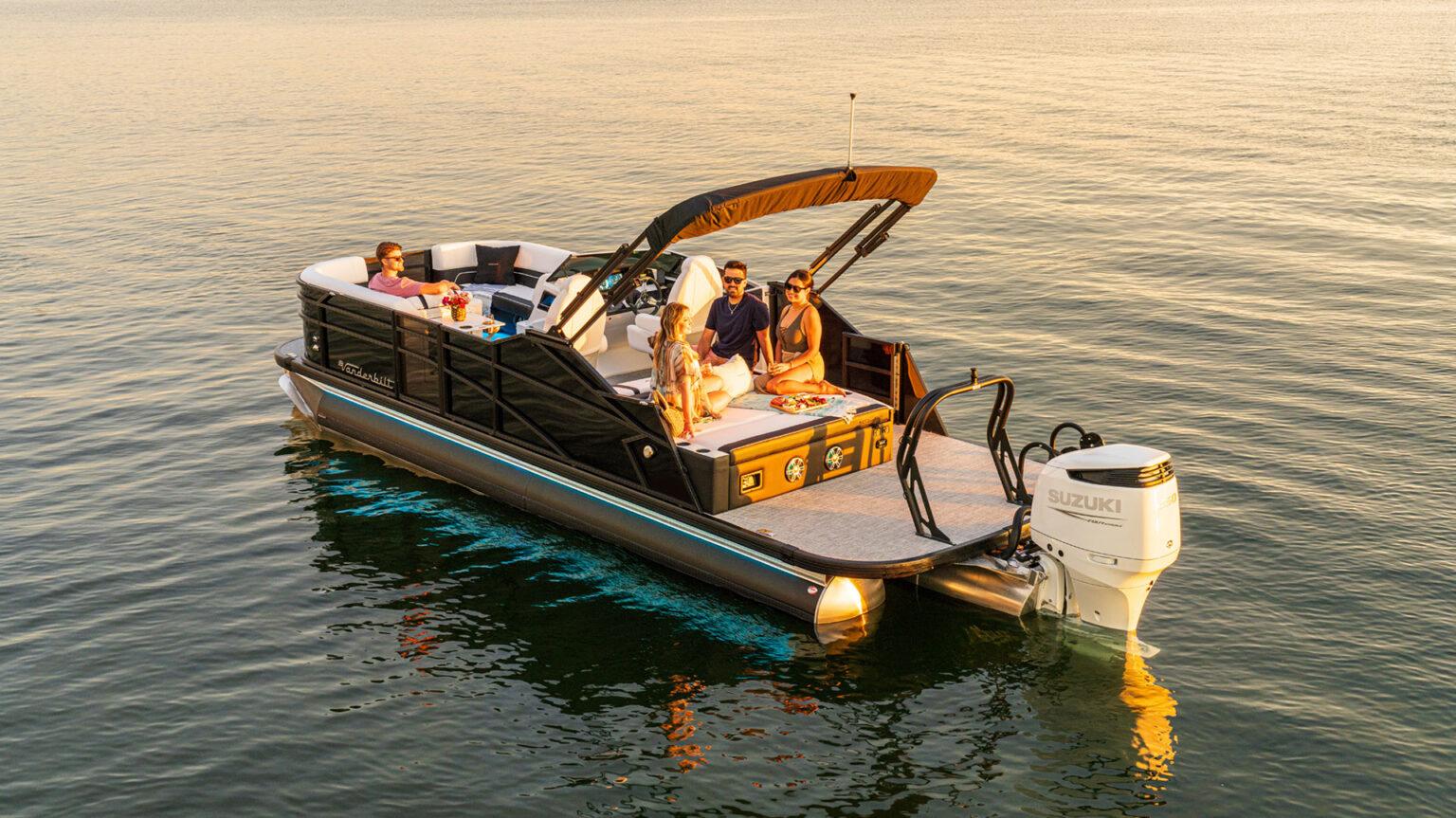 L25 UL  /  New for 2025: the sporty, relaxing L Class pontoon with multi-position rear Ultra Lounge