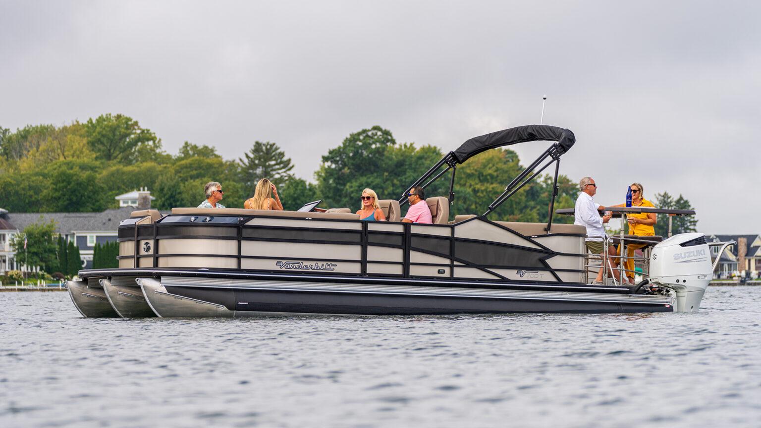 V31TX QS  /  V Class ultra-luxury flagship with rear lounge bar and dual outboards